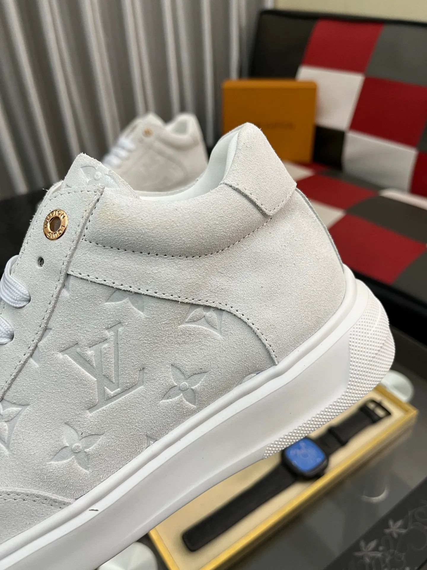 Ex-factory price: 420⌚️⌚️《Louis vuitton/LV Louis Vuitton》original quality.~ Unique modern style sneakers. 🏃A must-have casual shoe for trendy men😍😍 Original brand imported from Italy, imported original leather, cowhide lining (refuses to discolor and grind feet) sole: original sole provided by the original factory, French lazy style design ⚠️Fit to the feet, original quality, super comfortable original sole. Code number: 38-443️⃣Colors available